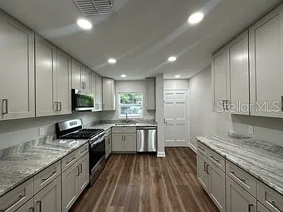 3 bed, 2.0 bath, 1579 sqft, $2,200 — Photo 4