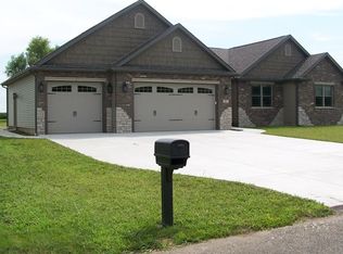 7 Kristina Dr, Fairbury, IL 61739