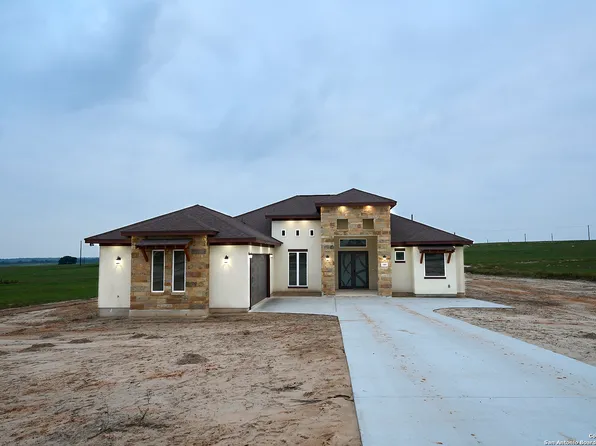 140 Summer Meadow, La Vernia, TX 78121
