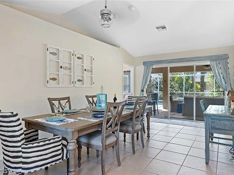 4810 SW 25th Pl — Photo 7