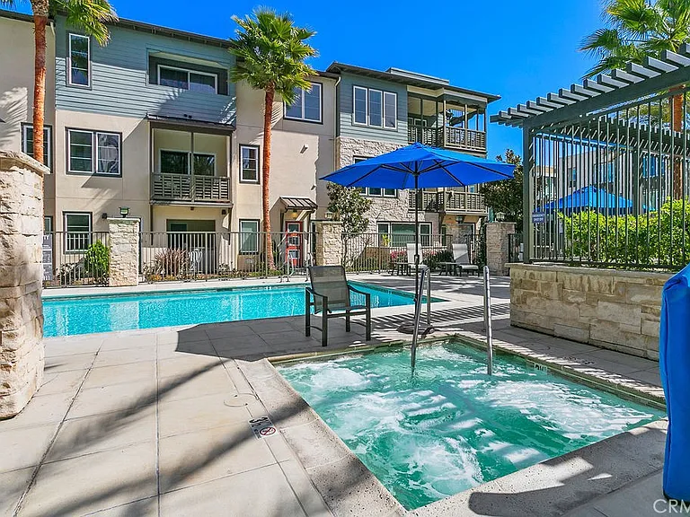 985 Doheny Way — Photo 22