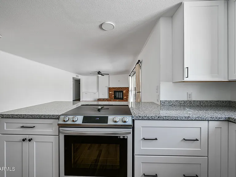 530 E Fairmont Dr — Photo 9