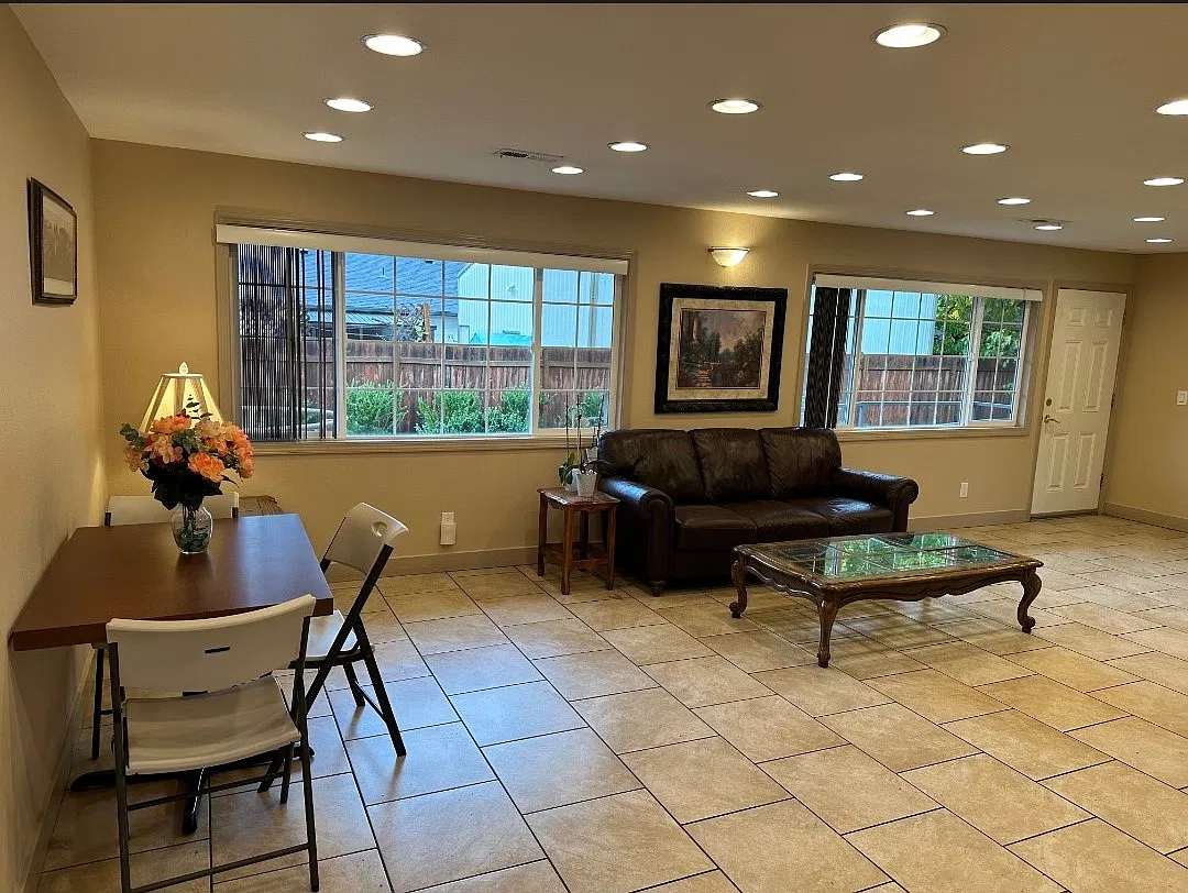 7 bed, 2.5 bath, 2200 sqft, $7,500 — Photo 3