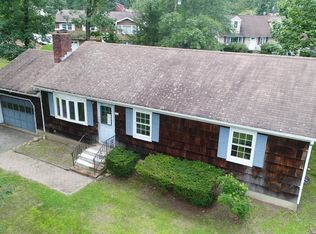 13 Pequot Trl, Oak Ridge, NJ 07438