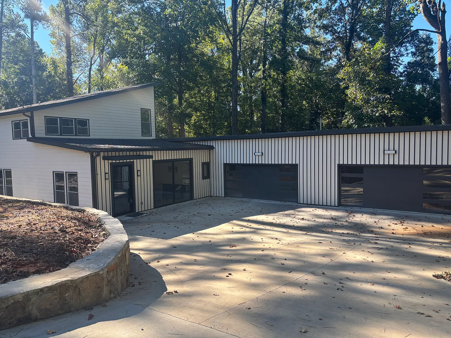 4 bed, 3.5 bath, 4699 sqft, $4,000 — Photo 1