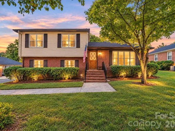 13519 Four Oaks Ln, Matthews, NC 28105