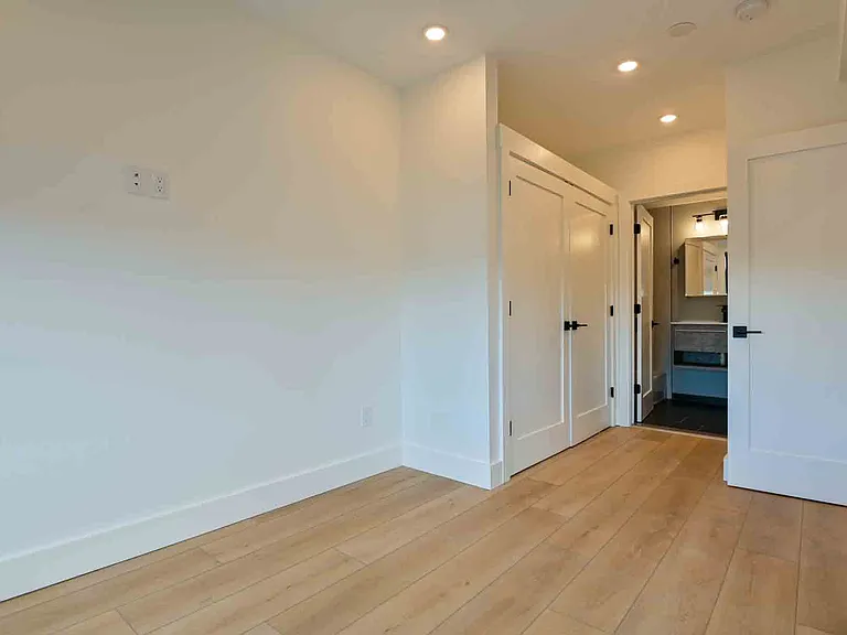 2641 4th St NE #2 — Photo 36