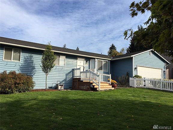 Another angle of the front - the yard is fully fenced, front and back.