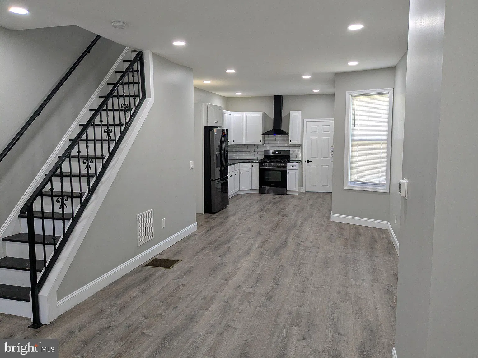 5 bed, 1318 sqft, $2,300 — Photo 2