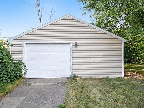 2nd image of 605 Napoleon St