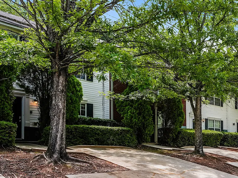 2286 Strathmoor Manor Dr — Photo 4