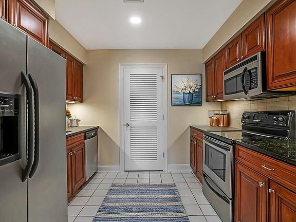 2nd image of 102 Shearwater Ct E APT 31
