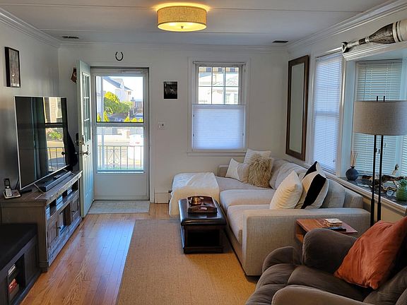 3rd image of 412 Bayville Ave