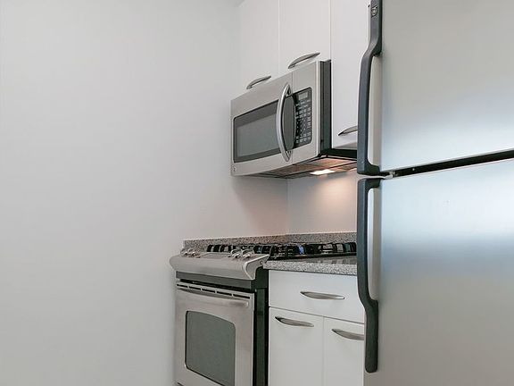 4th image of 150 E 44th St Ph D