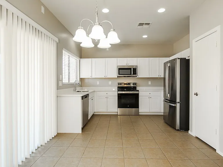 9313 S 35th Dr — Photo 5