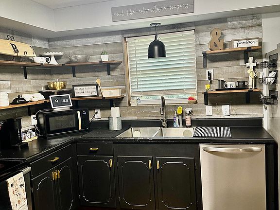 4th image of 1698 Skyline Rd