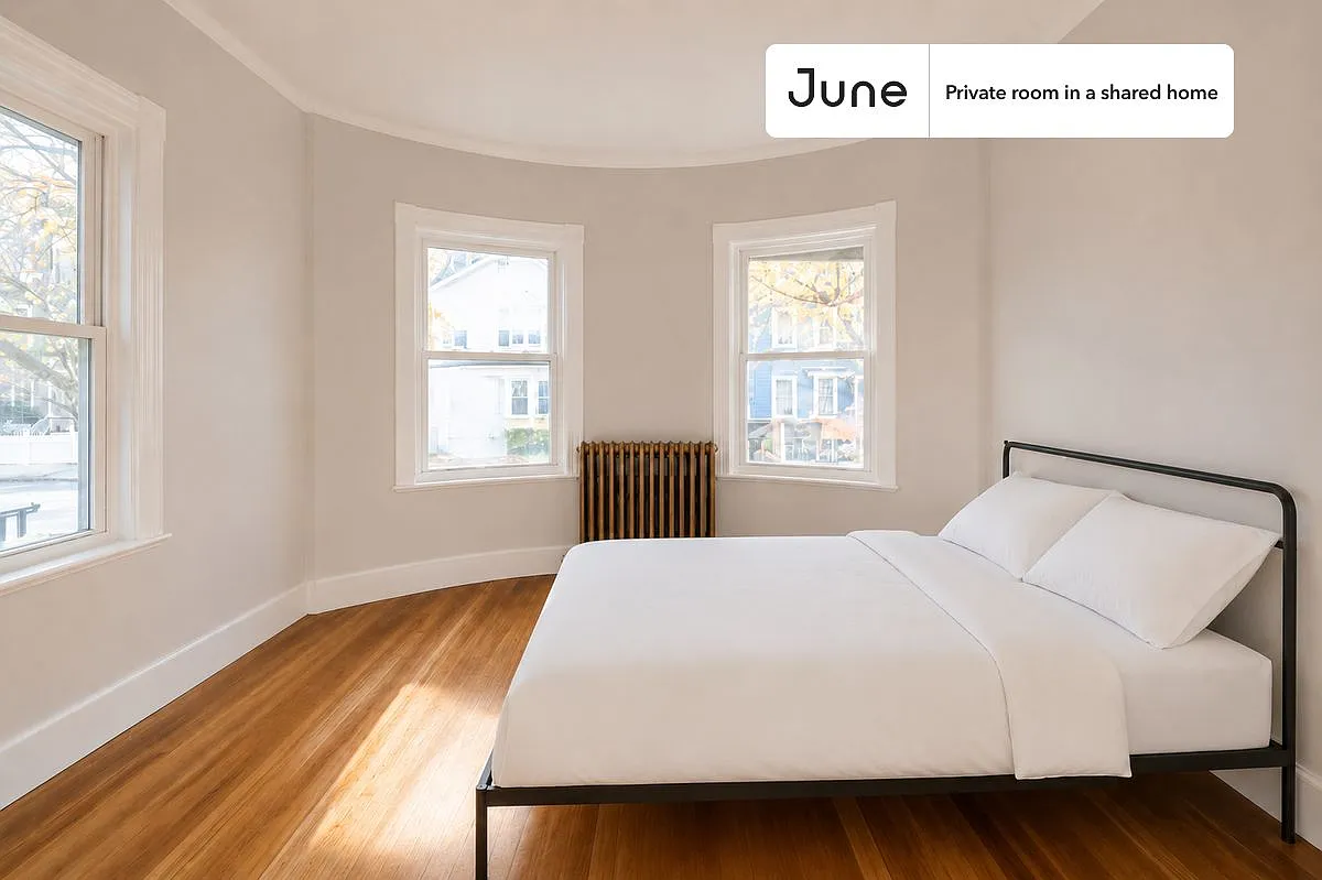 Queen bedroom in 5 bed/2 bath home in Brookline #1799 A — Photo 1