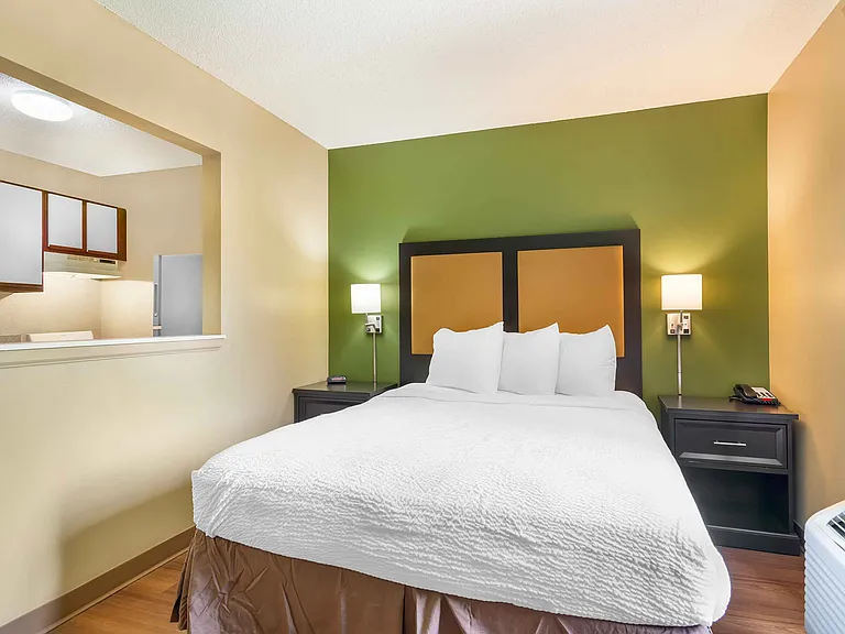 Deluxe Studio - 1 Queen Bed