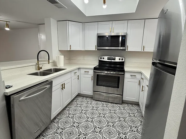 812 W 14th St — Photo 3