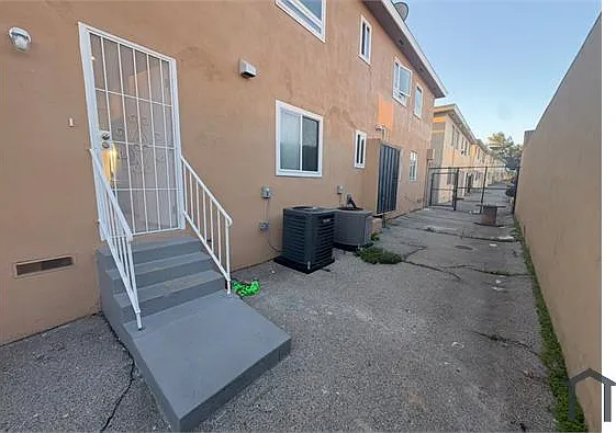 3961 Hillcrest Dr #4 — Photo 9