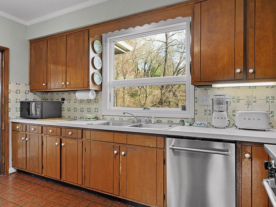 46th image of 1001 Fleetwood Dr