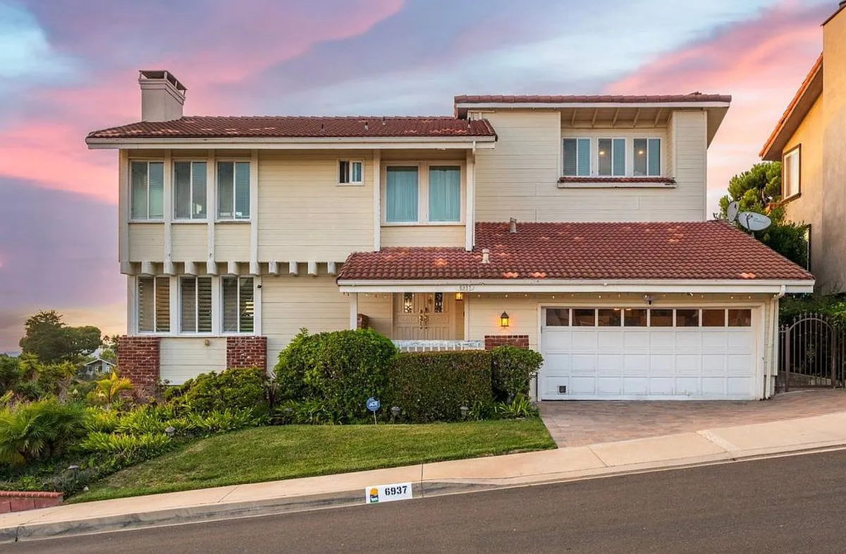 4 bed, 2.5 bath, 2352 sqft, $6,850 — Photo 1