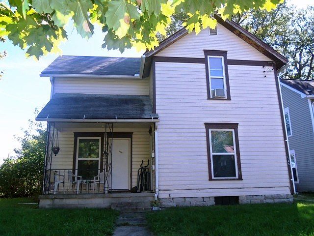 1st image of 135 E Walnut St