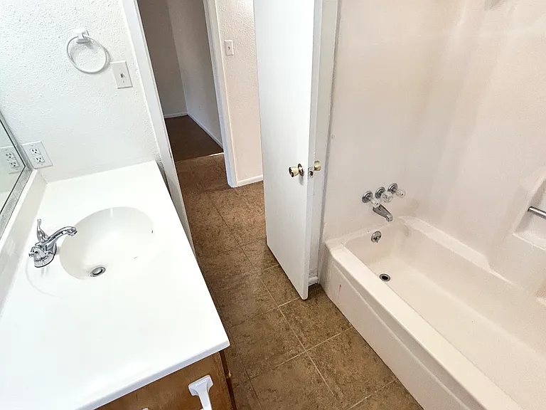 1602 Cloverdale Cir — Photo 5
