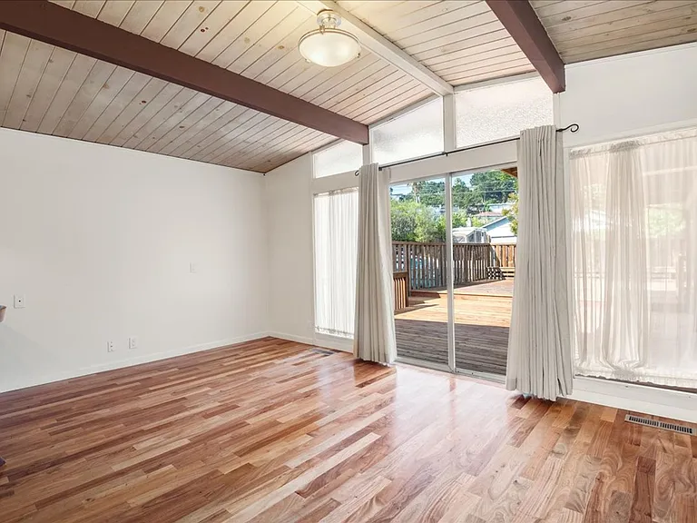 2209 Thurm Ave — Photo 5