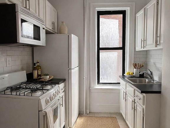 4th image of 230 E 78th St #6D