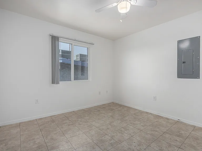 Glendale West — Photo 17
