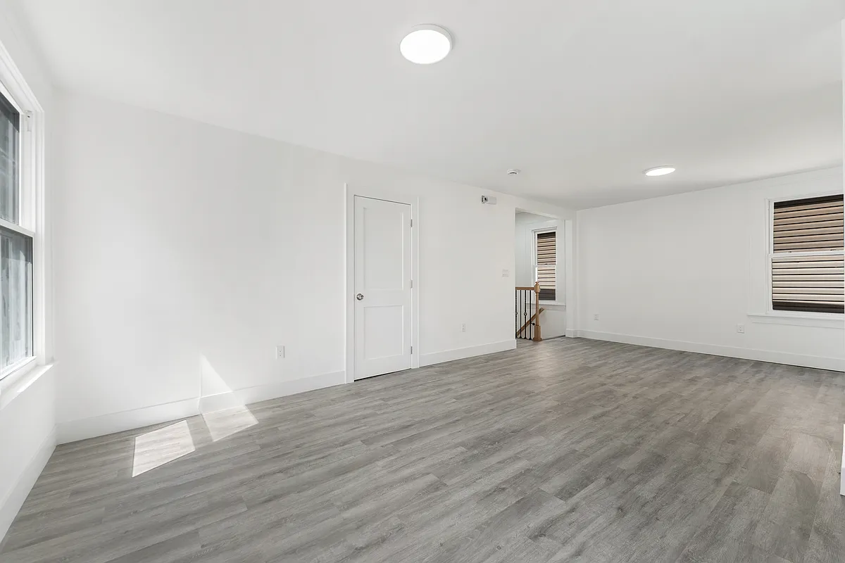 Building Photo - 23 Aubrey St #2