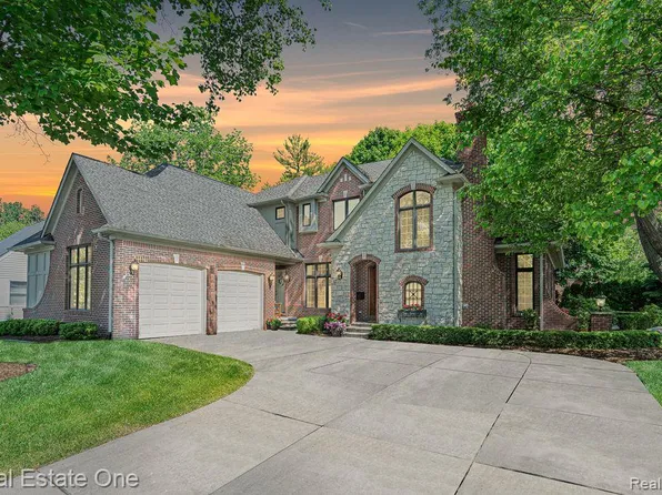 1004 1st St, Rochester, MI 48307