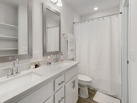 jack n jill bath between bedroom 2 and 3