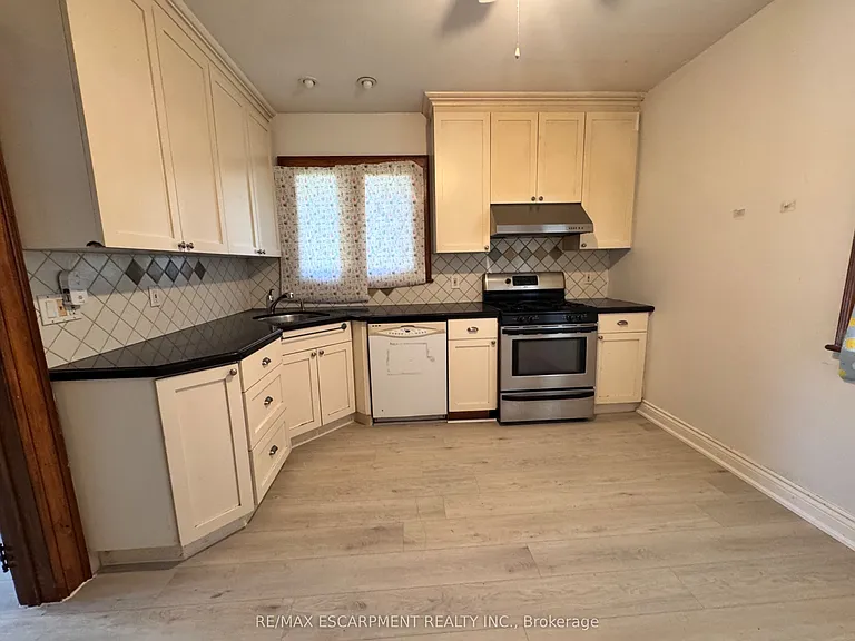 62 Plains Rd E — Photo 7