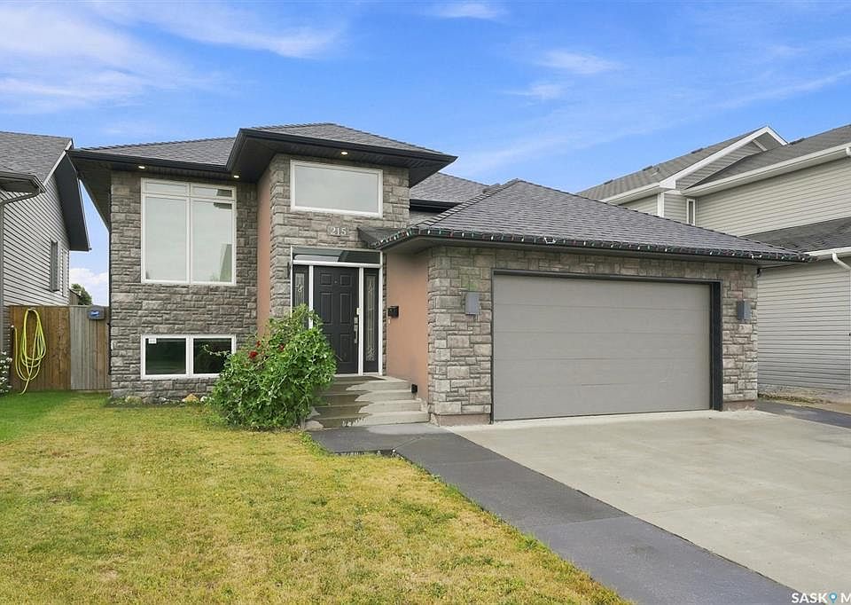 1st image of 215 Padget CRESCENT