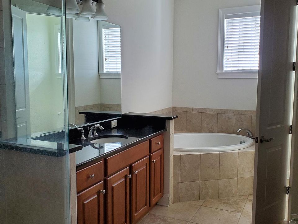 2nd image of 320 Newbury Pl N