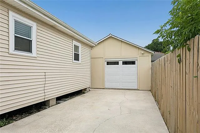 2220 Lloyds Ave — Photo 15