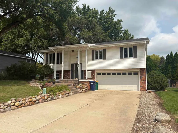 906 6th St, Spirit Lake, IA 51360