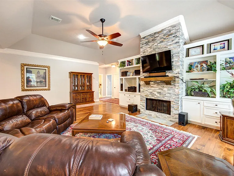 1811 Emerald Green Dr — Photo 20