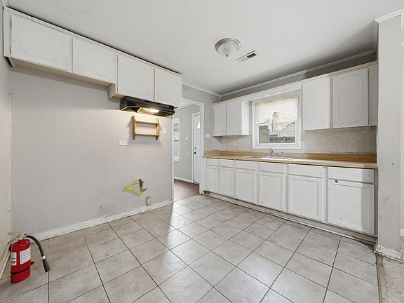 5th image of 395 Oswego St