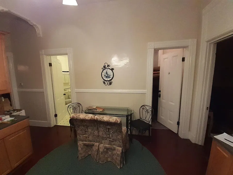GLASS DINING TABLE WITH FOUR CHAIRS.