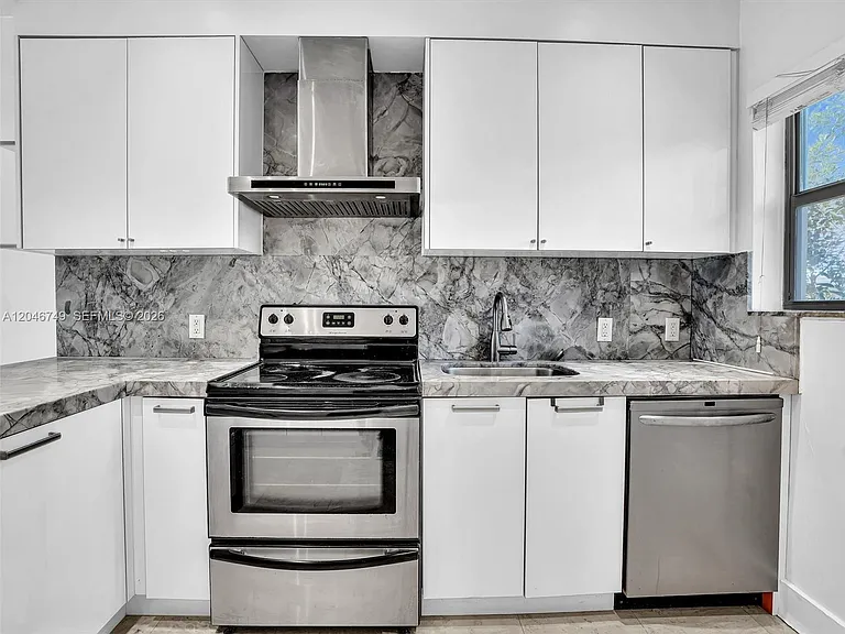 1045 Lenox Ave #12 — Photo 8