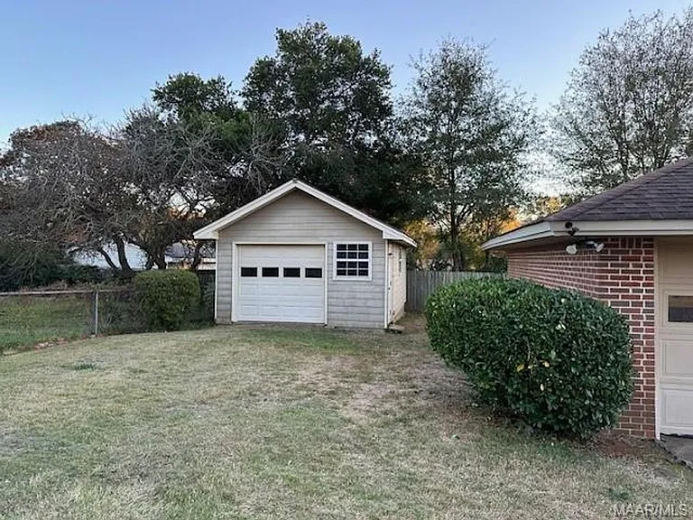 817 Dumont Dr — Photo 18