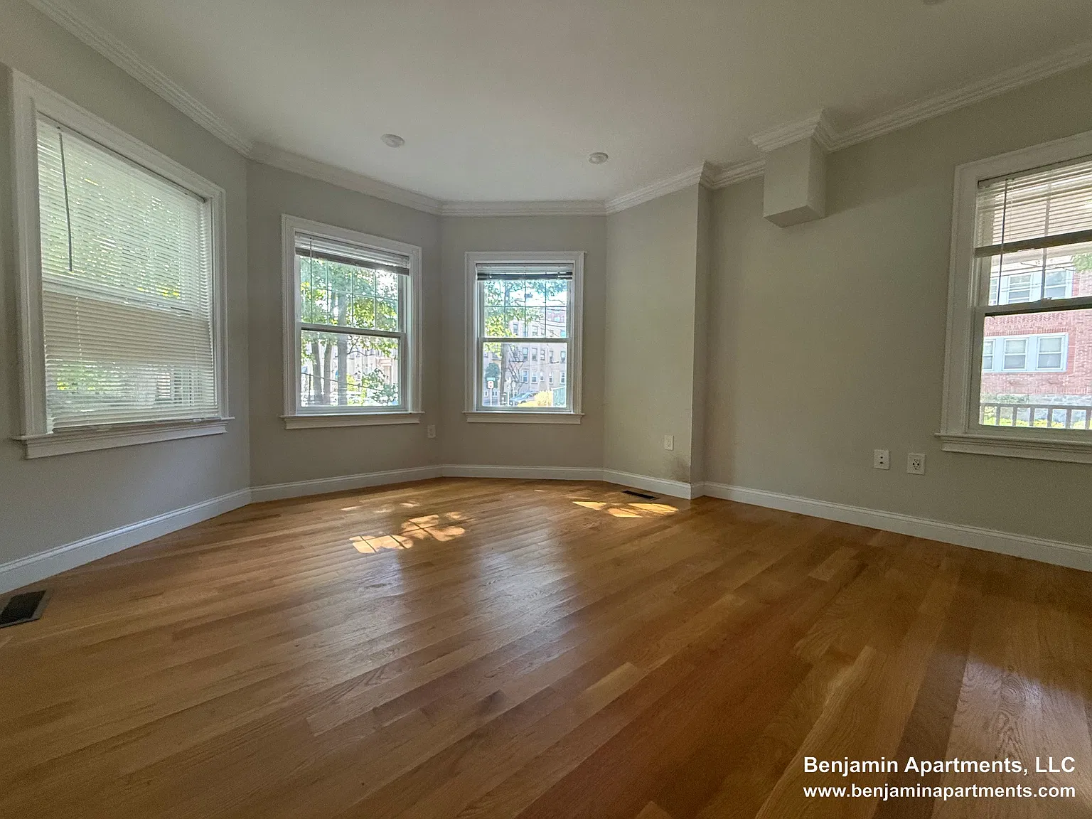 3 bed, 950 sqft, $3,850 — Photo 2