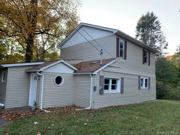 24 Amato Ln, Highland, NY 12528