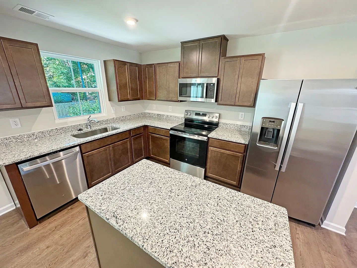 Gorgeous, 3-Bedroom Home with Modern Finishes in Richmond! — Photo 3
