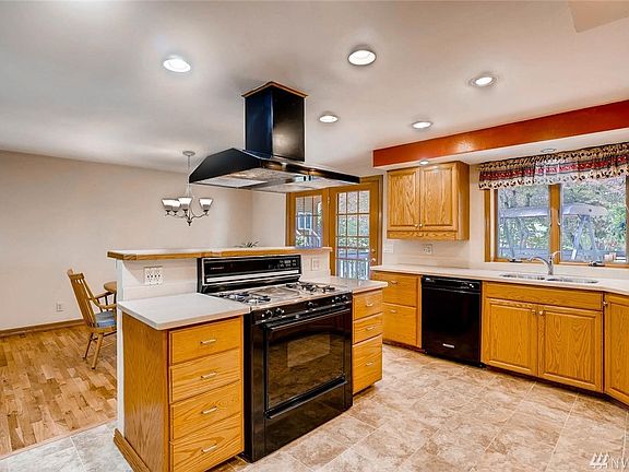 Yes this is a gas range!  You will love the space and enjoy entertaining on your deck off of the kitchen