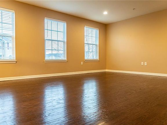 4th image of 131 Kensington Dr