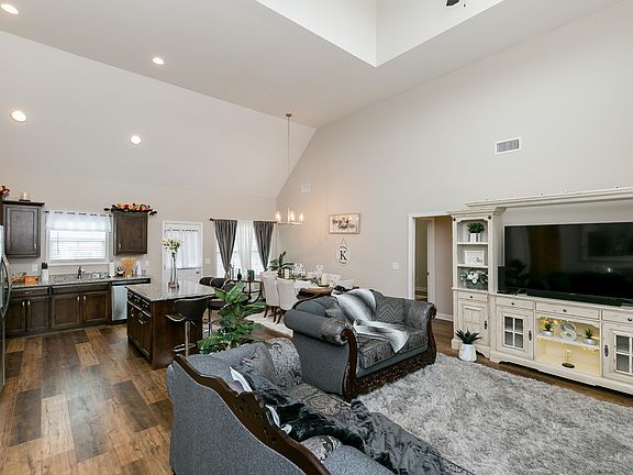 3rd image of 304 Prosperous Ln